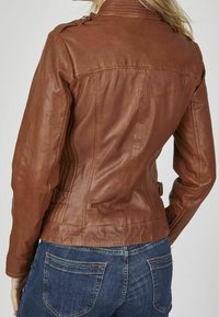 Giacca in pelle marrone con un design aderente, dettagli a costine sulle spalle e cinturini laterali regolabili con bottoni. Presenta una texture liscia.