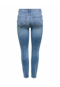 Lys blå smale jeans vist bakfra med to baklommer og lett falming på lår og knær.