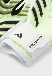 Gants de gardien de but verts et noirs avec une prise texturée. Dotés d'une bande blanche avec l'inscription "PREDATOR" pour un ajustement sécurisé, mettant en valeur la sécurité et la performance.