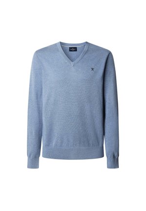 Vaaleansininen V-kaulusneule, joka on valmistettu pehmeästä neulekuidusta, pitkähihaiset, ribbin hiharesorit ja helma, rintakehässä pieni musta logo.