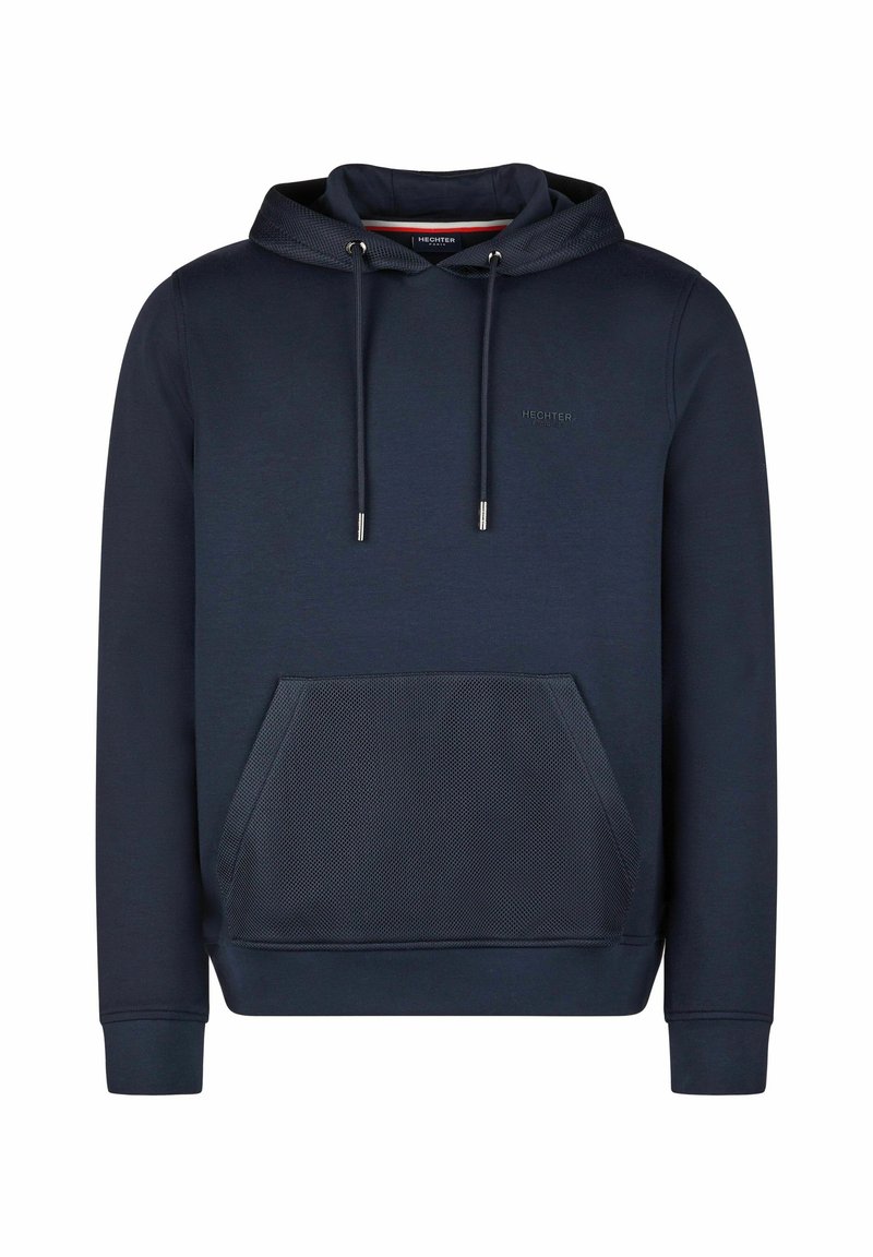 Donkerblauwe hoodie met een trekkoordkap, vooraan een kangoeroezak, een textureren stoffen paneel op de zak en subtiele branding op de borst.