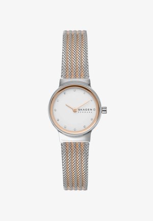 Silberne und roségoldene Mesh-Armbanduhr mit weißem Zifferblatt, roségoldenen Zeigern, Kristall-Stundenmarkierungen und „Skagen Denmark“-Logo auf dem Zifferblatt.
