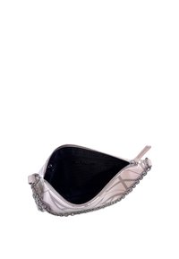 Clutch in pelle rosa chiaro con esterno decorato, tracolla in metallo argentato, chiusura con zip e interno nero con stampa del logo.