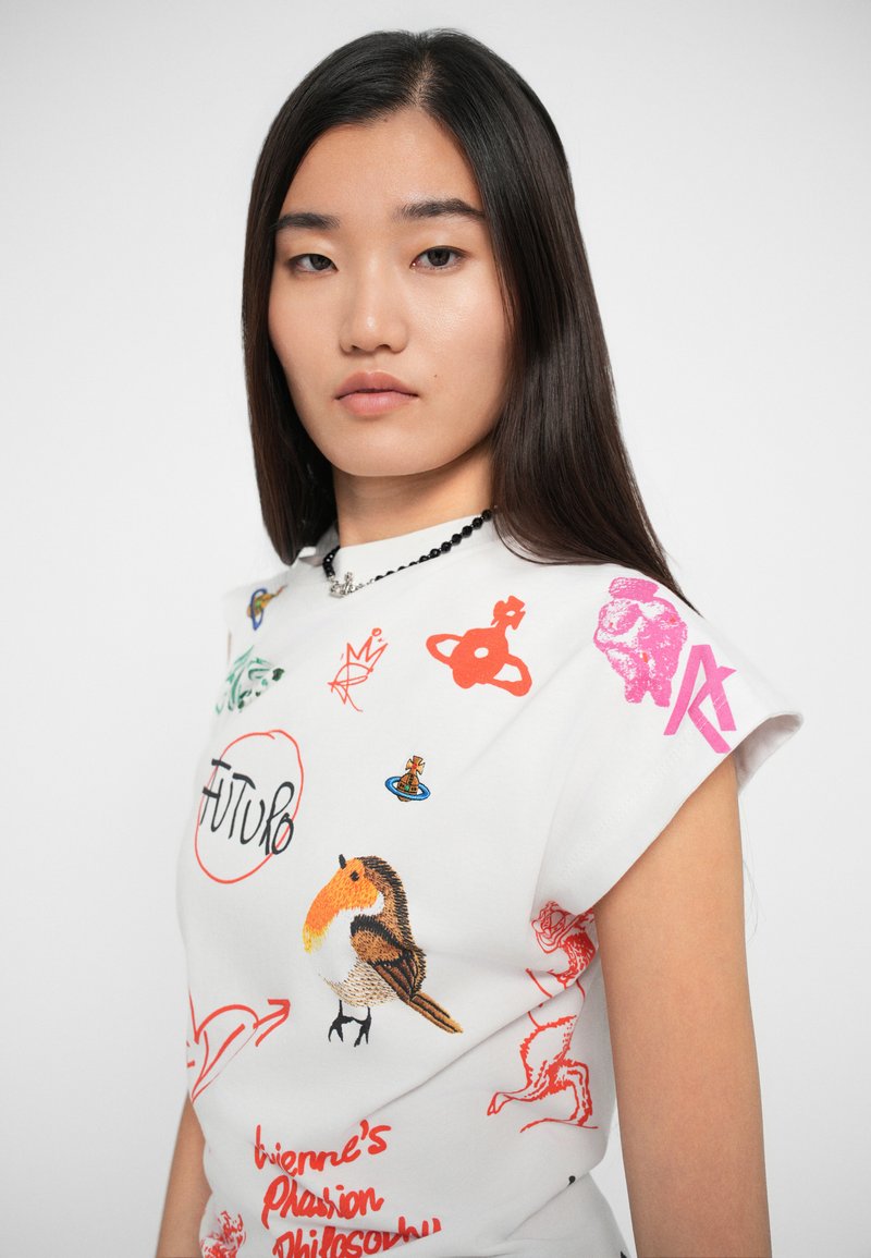 Weißes T-Shirt mit kurzen Ärmeln, das farbenfrohe gestickte Designs zeigt, darunter einen Vogel, verschiedene Motive und Text. Glattes Material mit lockerer Passform.