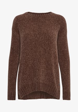 Suéter de punto marrón con un acabado texturizado, cuello redondo y mangas largas. El dobladillo tiene un diseño ligeramente más largo en la parte posterior y detalles acanalados.