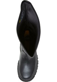 Botte noire en cuir montant jusqu'au genou avec une surface texturée, un bout rond et une semelle en caoutchouc épaisse et robuste ; doublure intérieure visible à l'ouverture.