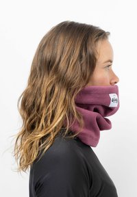 Fleece nekwarmers in donker maroon, met een zachte textuur en een gevouwen ontwerp. Inclusief een klein wit label met logo.