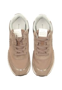 Paire de baskets beige GANT avec détails en daim et tissu, lacets noués et étiquettes blanches de la marque sur la languette, vues de dessus.