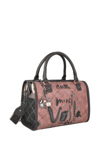 Bolso acolchado con una combinación de colores malva y negro, con acentos de cuero, texto decorativo y adornos. Dos asas y un charm.