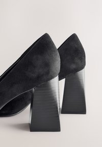 Niet geselecteerd, new black