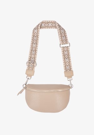 Beige Leder Umhängetasche mit strukturiertem Finish, ergänzt durch einen gemusterten Träger mit Rauten. Silberne Beschläge verleihen zusätzliche Details.