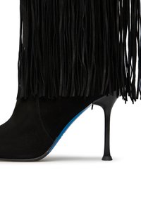 Stivaletto alla caviglia in suede nero con lunghe frange nere e suola blu. Presenta un tacco stiletto elegante.