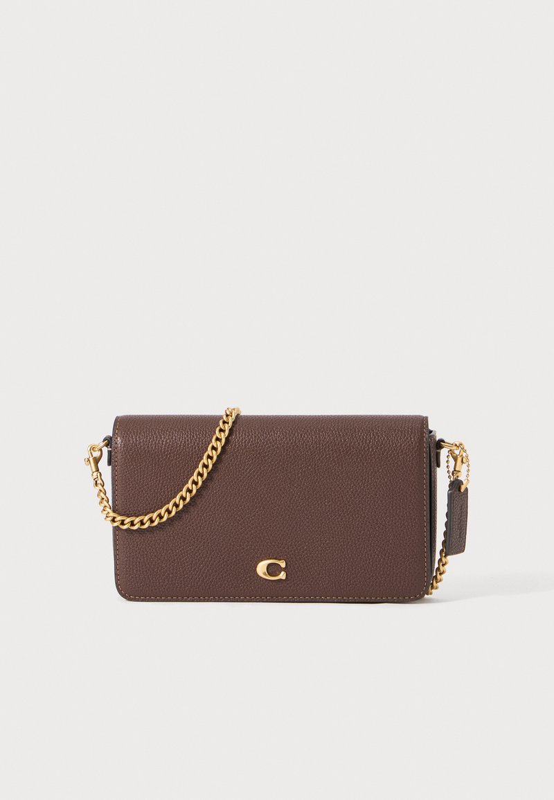 Brun skinn crossbody-veske med en gulldekorert kjede-rem. Har en teksturert overflate og en liten logo aksent på forsiden.