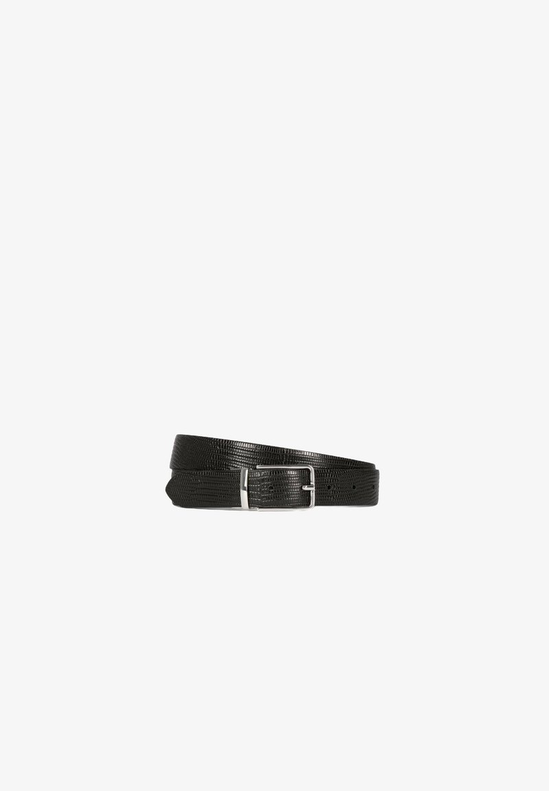 Ceinture en cuir noir avec un motif texturé imitant la peau de reptile et une boucle rectangulaire en argent. Le design est élégant et minimaliste.
