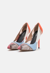 Kolorowe buty na wysokim obcasie z wąskim noskiem, z teksturowanym nadrukiem węża, niebieską tkaniną i pomarańczowymi akcentami na obcasie i z tyłu.