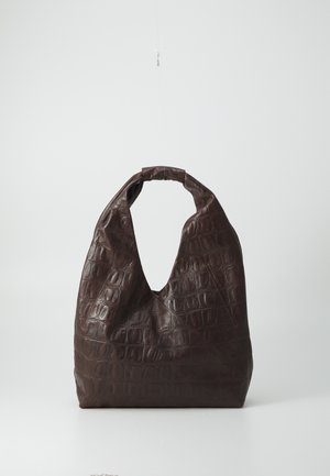 Sac en cuir marron avec un motif texturé de crocodile, présentant une anse en forme de découpe triangulaire profonde et une forme douce et arrondie.
