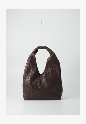 Braune Ledertasche mit einer strukturierten Krokodilprägung, ausgestattet mit einem tiefen, dreieckigen Ausschnitt-Griff und einer sanften, geschwungenen Form.