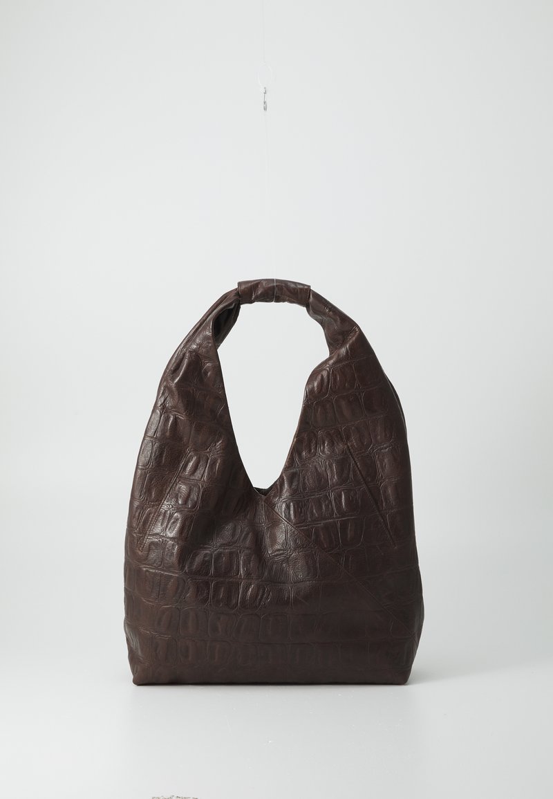 Sac en cuir marron avec un motif texturé de crocodile, présentant une anse en forme de découpe triangulaire profonde et une forme douce et arrondie.