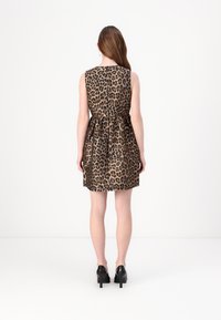 kate spade new york CLASSIC LEOPARD DRESS - Koktejlové šaty / šaty na párty - cognac