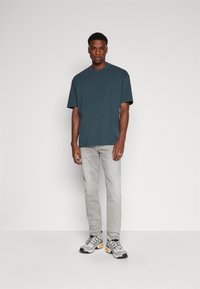 Replay ANBASS PANTS - Traperice uskog kroja - light grey
