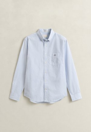 Hellblaues, langärmliges Hemd mit Knöpfen, kleinem Karo-Muster und Brusttasche vor einfarbigem Hintergrund.