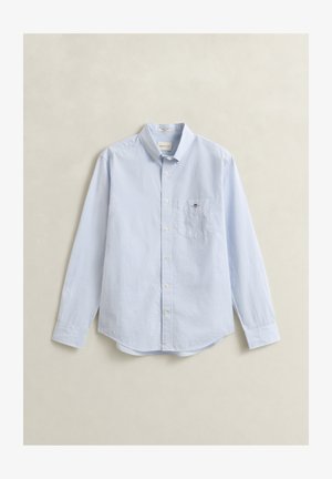 Hellblaues, langärmliges Hemd mit Knöpfen, kleinem Karo-Muster und Brusttasche vor einfarbigem Hintergrund.