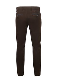 Bruine katoenen broek in slim fit, met twee achterzakken met blauwe accenten en een gladde textuur.