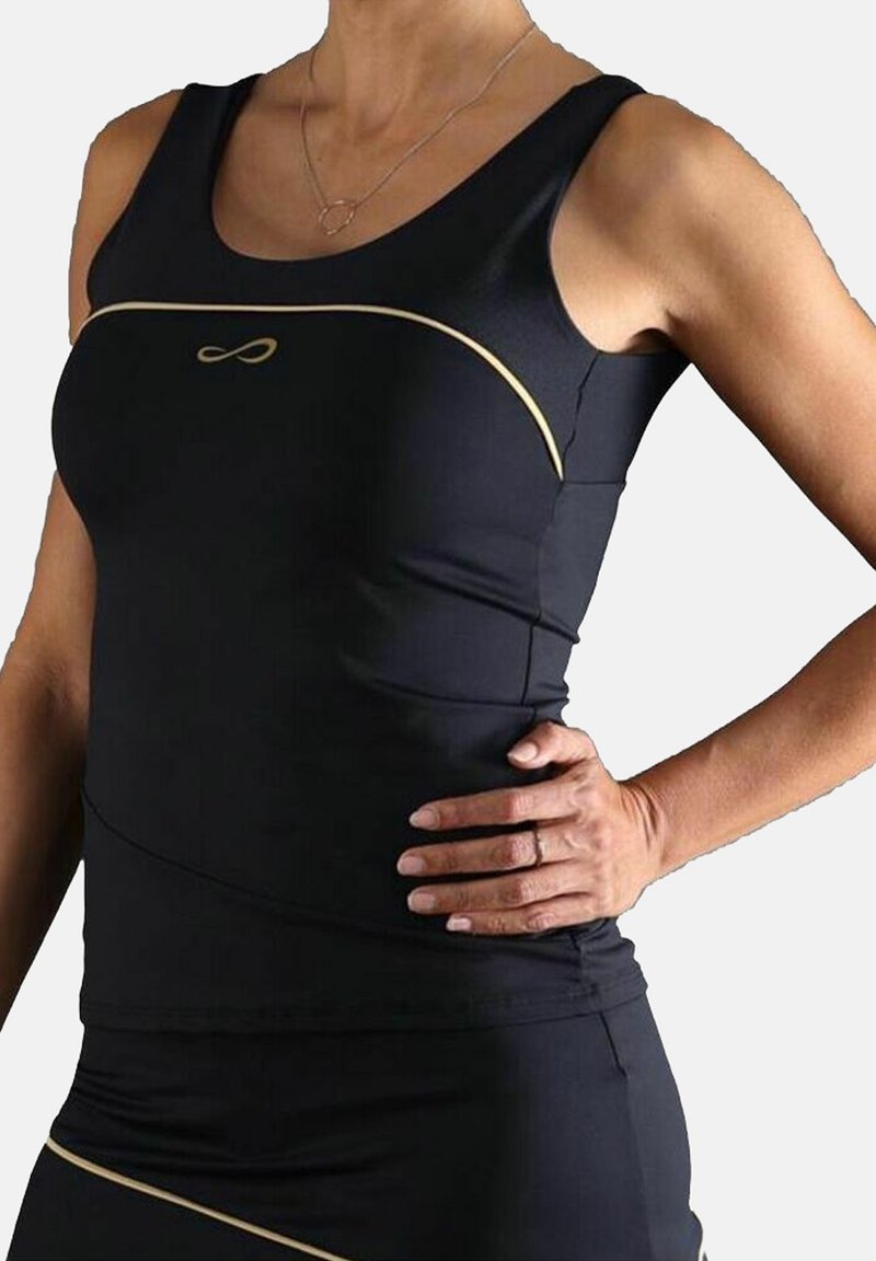 Schwarzes Sporttanktop mit goldenen Akzentnähten, figurbetontem Design und breiten Trägern. Verfügt über eine gebogene Nahtdetail und ein Logo.