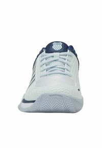 Baskets de sport K-Swiss blanches et marine avec tige en mesh, lacets et semelle à motif étiquetée "DragGuard", vues de face.