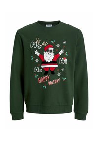 Sudadera verde con un gráfico de Santa usando gafas de sol, cuernos de reno y texto navideño. Incluye copos de nieve y acentos de acebo.