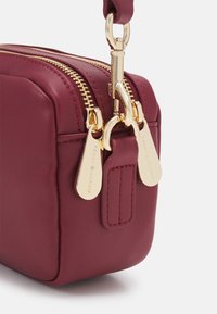 Tommy Hilfiger POPPY REFORM CAMERA BAG - Borsa a tracolla - rouge
