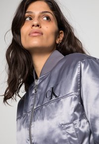 Calvin Klein Jeans REVERSIBLE - Blusão aviador - fossil grey