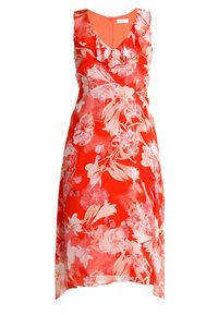 Abito floreale rosso con scollatura a V, dettagli arricciati e design senza maniche. Presenta motivi di fiori rosa e bianchi su tessuto leggero.