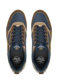 Sneakers blu e marroni in mesh e pelle scamosciata, con design con lacci, collo imbottito, dettagli con logo e suola testurizzata.