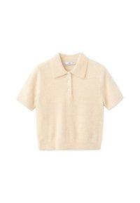 Polo a maniche corte beige con una texture morbida e pelosa e tre bottoni bianchi sulla parte anteriore.