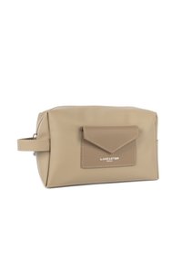 Pochette rettangolare beige con chiusura a zip, tasca frontale a busta, manico laterale e logo "Lancaster Paris" sulla tasca.