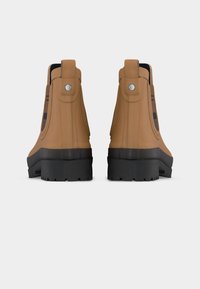 Ζευγάρι ταμπά μποτάκια αστραγάλου με μαύρες χοντρές ελαστικές σόλες, τμήματα έλξης και πλαϊνές ελαστικές λωρίδες με καρό σχέδιο, εμφανιζόμενα από πίσω.