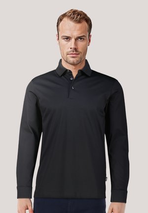 Polo shirt nero a maniche lunghe con colletto, patta a tre bottoni e tessuto testurizzato. Caratteristiche: colore solido senza motivi o accenti.