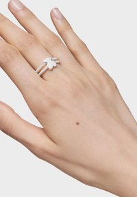 Srebrny pierścionek z kwiatowym wzorem na teksturowanym pierścieniu, posiadający dwa splecione srebrne pasma i gładki, polerowany akcent.