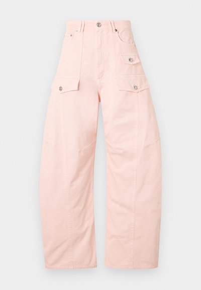 Ροζ παντελόνι με φαρδιά πόδια, ψηλή μέση και πολλές μπροστινές τσέπες με καπάκι και ασημένια κουμπιά.