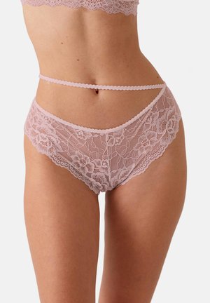 Roze kant ondergoed met bloemenpatronen, gegolfde randen en een hoge taille ontwerp met een dunne band rond de taille.