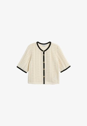 Strick-Cropped-Cardigan in Creme mit schwarzem Saum, mit floralem Muster, Drei-Viertel-Ärmeln und goldenen Knöpfen vorne.