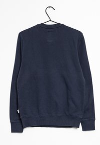 Sweat-shirt en coton bleu marine avec des manches longues, des poignets et un ourlet côtelés, et une petite étiquette sur le côté. Présenté sur un cintre noir.