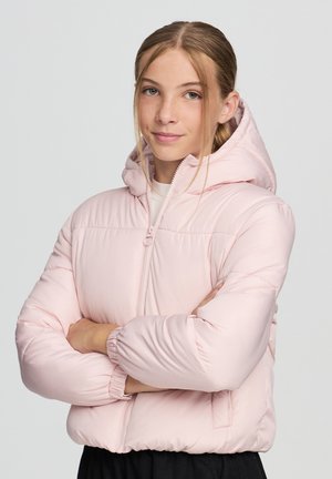 Giacca a vento rosa chiaro con cappuccio, chiusura con zip, polsini elasticizzati e texture trapuntata. Presenta una vita aderente e una finitura in tessuto morbido.