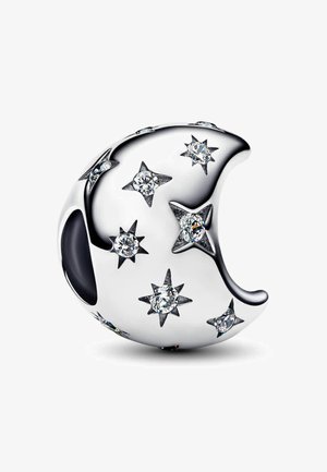 Ciondolo a forma di luna argentata con accenti a stella, caratterizzato da cristalli trasparenti incastonati e una finitura lucida. Design curvo con dettagli intagliati.