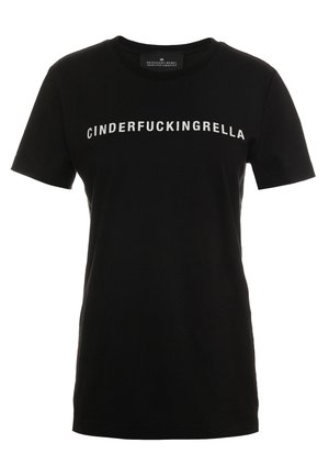 Musta puuvillainen t-paita, jossa on lyhyet hihat ja pyöreä pääntie. Edessä on isolla valkoisella tekstillä "CINDERFUCKINGRELLA".