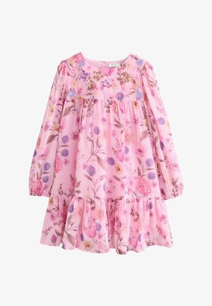 Vaaleanpunainen kukkamekko, jossa on pitkät hihat ja kerrostettu helma, jossa on monimutkaisia kukkiin ja paljetteihin perustuvia koristeita; kevyt kangas, jossa on pehmeä rakenne.