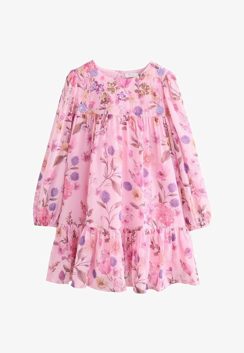 Rosa Blumenkleid mit langen Ärmeln, gestuftem Saum und aufwendigen Blumen- und Paillettenverzierungen; leichter Stoff mit weicher Textur.