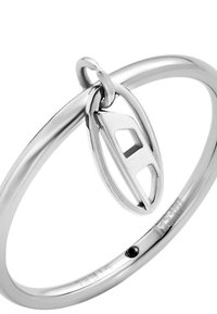 Silverfärgad metallarmband med en slät, rund form. Utrustad med en hängande oval berlock graverad med bokstaven "A" och en liten svart detalj.