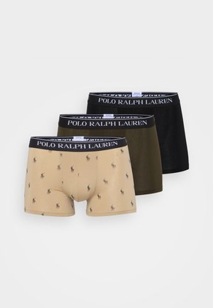 Tres pares de boxers para hombre: uno beige con un patrón de logo de polo negro, uno verde oliva y uno negro sólido. Todos cuentan con cinturillas elásticas con el logo.
